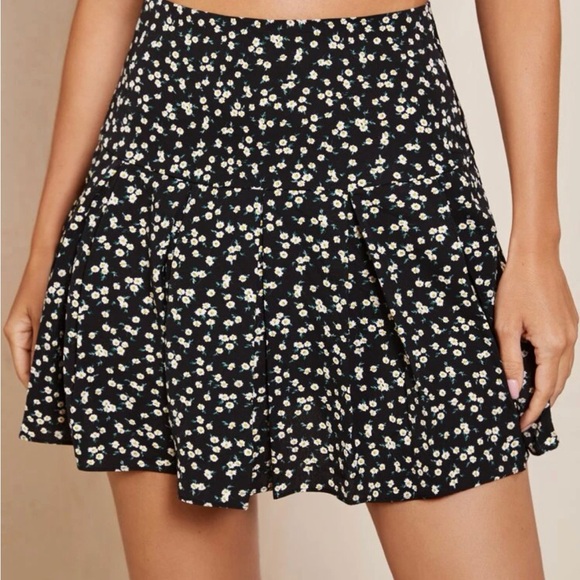 BRAND NEW. NEVER WORN black skirt - Picture 1 of 3